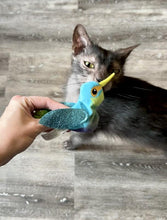 Load image into Gallery viewer, KONG Cat Refill Kolibri ar uzpildāmu kaķumētru, rezerves kaķumētra
