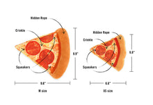 Load image into Gallery viewer, P.L.A.Y. Snack Attack Puppy-roni Pizza, Picas šķēle, 3 pīkstuļi, iestrādāta virve, čaukst