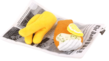Load image into Gallery viewer, P.L.A.Y. International Classic Chippy Chews, Zivs ar frī kartupeļiem, 3 mantas vienā, visas pīkst, zivs un tūta čaukst