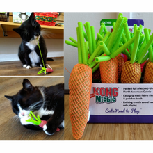 Load image into Gallery viewer, KONG Cat Nibble Carrot, īpaša materiāla čaukstošs burkāns zobu tīrīšanai, ar kaķumētru un elastīgām spirālītēm, 10/15 cm