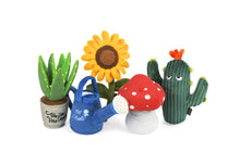 Load image into Gallery viewer, PLAY Blooming Buddies Sassy Sunflower, saulespuķe, iestrādāta virve, čaukst, 25 cm, BONUSĀ - pīkstoša sensorā bumba