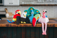 Load image into Gallery viewer, PLAY Fetching Flock Parrot, papagailis, spēcināts audums, pīkst, čaukst, BONUSĀ - pīkstoša sensorā bumba, 40 cm
