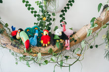 Load image into Gallery viewer, PLAY Fetching Flock Parrot, papagailis, spēcināts audums, pīkst, čaukst, BONUSĀ - pīkstoša sensorā bumba, 40 cm