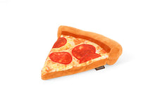 Load image into Gallery viewer, PLAY Snack Attack Puppy-roni Pizza, picas šķēle, 3 pīkstuļi, iestrādāta virve, čaukst, 24 cm
