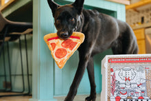 Load image into Gallery viewer, PLAY Snack Attack Puppy-roni Pizza, picas šķēle, 3 pīkstuļi, iestrādāta virve, čaukst, 24 cm
