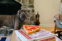 Load image into Gallery viewer, PLAY Snack Attack Puppy-roni Pizza, picas šķēle, 3 pīkstuļi, iestrādāta virve, čaukst, 24 cm
